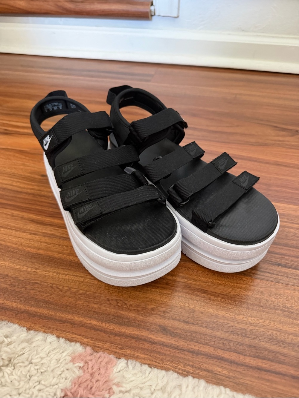 Nike Icon Classic Platform Sandal - Picture 2 of 8